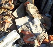 Des d&eacute;chets dans les tranch&eacute;es