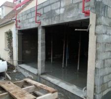 Ici les finitions des cadres des portes fen&ecirc;tres du salon sont finies et en cours de s&eacute;chage