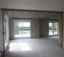 Vue de la cuisine vers la salle &agrave; manger