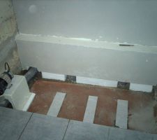 Pr&eacute;paration pour l'installation de la baignoire.