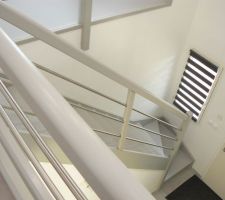 Escalier en bois exotique qui finit en gris!