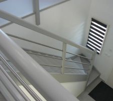 Escalier en bois exotique qui finit en gris!