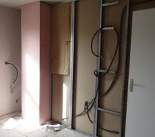 Cloison s&eacute;parative entre les chambres des enfants (avant la pose de l'isolant et de la plaque int&eacute;rieure)