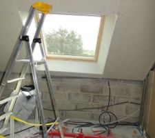 Cadre placo du v&eacute;lux de la chambre des parents ; il reste encore &agrave; r&eacute;aliser l'isolation du mur (isolant - pare-vapeur - placo), et la chape