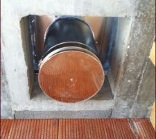 Conduit de cheminée au RDC en attente d'un futur poêle à bois .