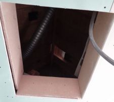 Trappe vers les combles (l'un des montants n'est pas définitivement fixé)