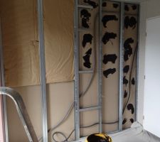 Cloison entre les chambres des enfants : pose de l'isolant phonique (laine de roche compress&eacute;e) coll&eacute; au bitume