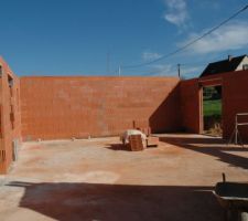 Dans la maison, au niveau du cellier.
photographie de la paroi NORD où,...... il manque .. l'emplacement du châssis fixe dans les WC (même dimension que l'encadrement coupé par le bord gauche de la photo).