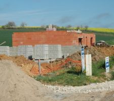 Vue de la rue. En briques la maison, en parpaings, la maison des mes futurs voisins