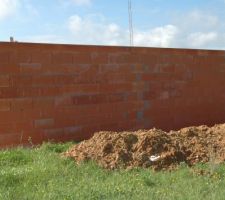 Photographie de la paroi NORD où,...... il manque .. l\'emplacement du châssis fixe dans les WC