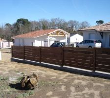 Clôture en bois sur muret béton