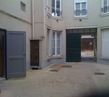 Bâtiment au fond (deuxième cour)