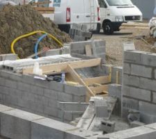 J 44 Le coffrage de l'escalier en cours d'élévation