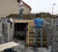 J 44 la premi&egrave;re vol&eacute;e d'escaliers est en cours de coulage ...