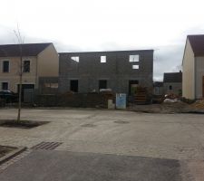 La maison avec les corniches ont été posées. Le garage prend forme.