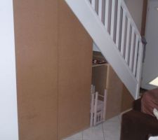 Je continue mon placard. Il me reste une porte à faire et quelques étagères.