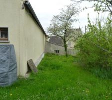 Vu du jardin, derrière le garage.
Nous aimerions construire une chambre avec une baie vitrée, qui donne sur le jardin.
et dans la longueur, construire un garage.