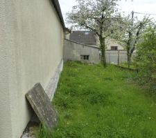 Vu du jardin, derrière le garage.
Nous aimerions construire une chambre avec une baie vitrée, qui donne sur le jardin.
et dans la longueur, construire un garage.