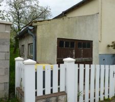 Vu du chemin, garage existant qui serat raser.Soit pour le reculer, soit pour le reconstruire au même endroit mais plus large.

Le compteur EDF et le tableau électrique sont dans ce garage.Juste derrière la porte, ainsi que le ballon d'eau chaude.