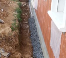 Drain batifibre ne necessitan normalement pas de 20/40 mais pour une longue durée de vie j'ai préféré en mettre   geotextile et re 20/40