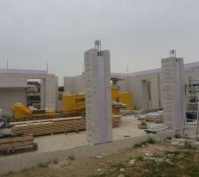 Poteaux des baies en cours de fermeture