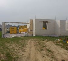 Coffrage de la porte du garage en cours...