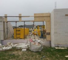 Coffrage de la porte du garage en cours...