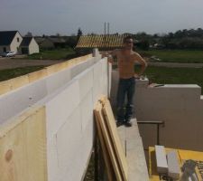 B&eacute;ton cellulaire du linteau du garage termin&eacute;