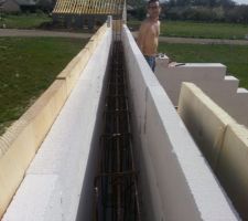 B&eacute;ton cellulaire du linteau du garage termin&eacute;