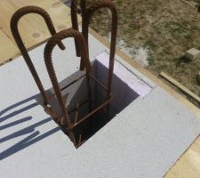 Ferraillage des poteaux des baies fini, styrodur plac&eacute;, et b&eacute;ton cellulaire qui ferme le tout fini