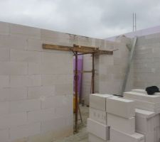 Linteau de la porte du cellier termin&eacute; et coul&eacute;