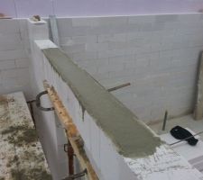 Linteau de la porte du cellier termin&eacute; et coul&eacute;