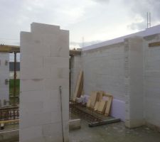 Les deux appuis des poutres du mur de refend sont finis