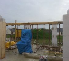 Les deux appuis des poutres du mur de refend sont finis