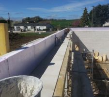 Poteaux des baies coul&eacute;s, planelles et styrodur plac&eacute;s