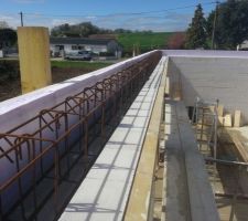 Les 3 poutres sont pos&eacute;es et ligatur&eacute;es