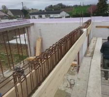 Coffrage et poutres du mur de refend fini