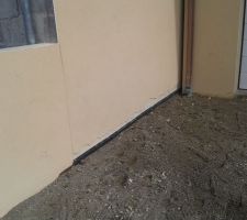 Au dessus le crépi sur notre façade fait par erreur par le façadier du voisin. Va être enlevé très prochainement.