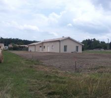 Vue façades Nord et Ouest depuis point bas mitoyen au terrain agricole