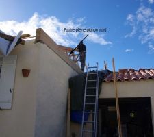 Poutres pleine sur pignon nord pos&eacute;e sur le chainage (syst&egrave;me compl&egrave;tement diff&eacute;rent du syst&egrave;me sur le pignon sud...). L'artisan nous dit qu'il lui restait une poutre de disponible et qu'il en a donc mis une sur le pignon nord contrairement au pignon sud.