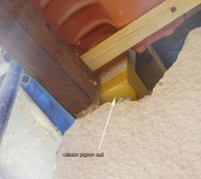 Vu sur le syst&egrave;me de caisson sur le pignon sud. Visiblement deux planches superpos&eacute;es de 2cm de hauteur chacune, pos&eacute;e sur une semelle de b&eacute;ton &eacute;tablie sur le chainage du pignon. Puis des petits montants verticaux habill&eacute;s par un OSB en ext&eacute;rieur. Sur ces petits montants verticaux reposent &agrave; nouveaux une planche de 2cm d'&eacute;paisseur environ sur laquelle s'appuyent les poutres en I venant de la poutre kerto.