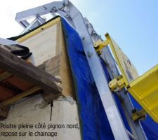 Poutre pleine du côté du pignon nord (vue depuis le côté Est, jardin). Les poutres en I venant des poutres kerto s'appuyent sur cette poutre pleine, contre un montant de bois d'environ 4-5 cm d'épaisseur comme visible sur la photo)