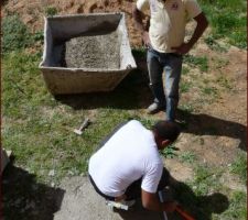 Début des marches qui amène à la porte de service