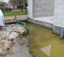 L'eau monte autour de la maison mais aussi dans le vide d'air!