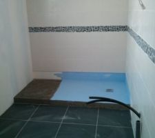 Salle d'eau de l'étage avec une future marche pour la douche à l'italienne à carreler...