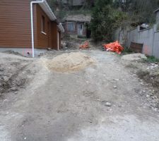 Coté garage avec l'accès chantier. Le chemin d'accès définitif n'est pas encore fait.