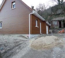 Coté garage avec l'accès chantier. Le chemin d'accès définitif n'est pas encore fait.