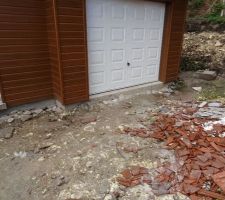 Devant le garage. Tel quel, il va être difficile de rentrer un véhicule.