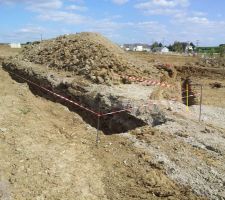 Terrassement de la tranchée pour la boucle géothermique. C'est immense: 2m de profond, 1m40 de large et 50m de long.