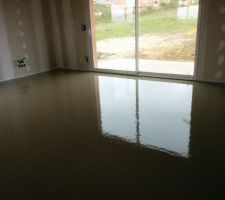 Chape liquide anhydrite sur les tuyaux du chauffage.